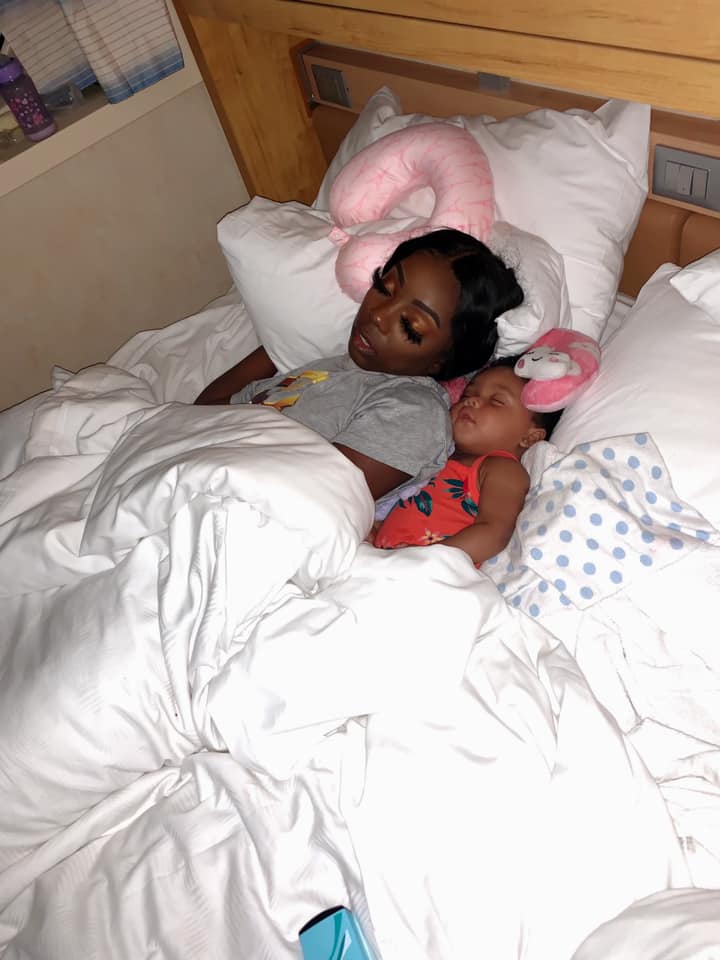 cheeeky____'s tweet image. lmao I never knew we really sleep exactly the same, she always act like she gotta sleep up under me😂😂