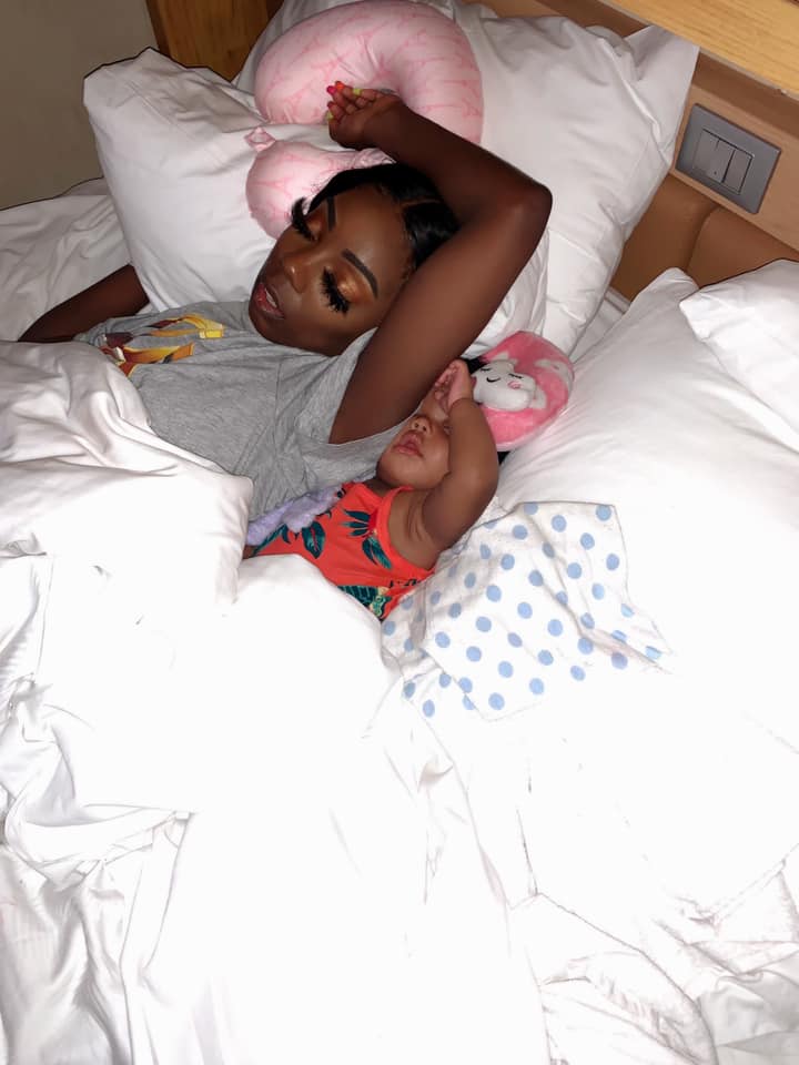 cheeeky____'s tweet image. lmao I never knew we really sleep exactly the same, she always act like she gotta sleep up under me😂😂