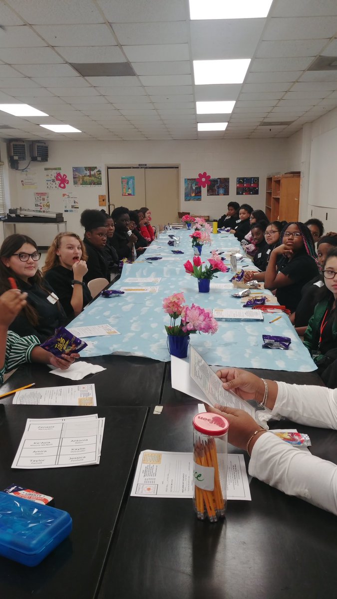 southviewbobcat's tweet photo. Awesome mentoring session with our  8th graders "Unique Ladies of Destiny" https://t.co/4VIwzuZkxo