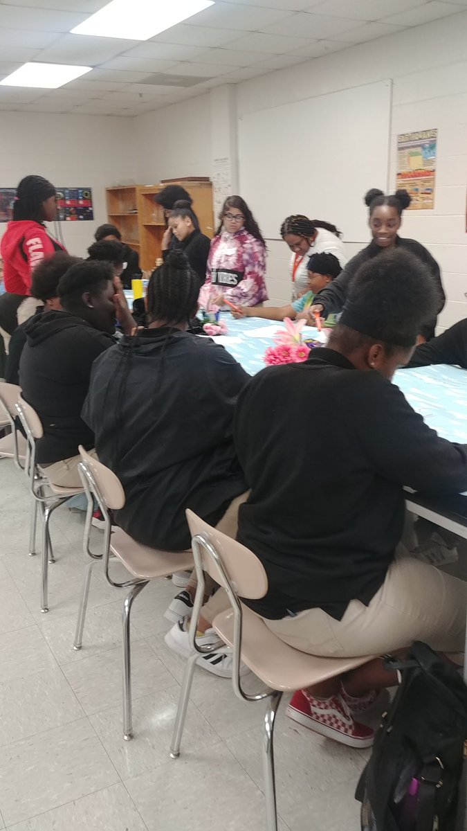 southviewbobcat's tweet photo. Awesome mentoring session with our  8th graders "Unique Ladies of Destiny" https://t.co/4VIwzuZkxo
