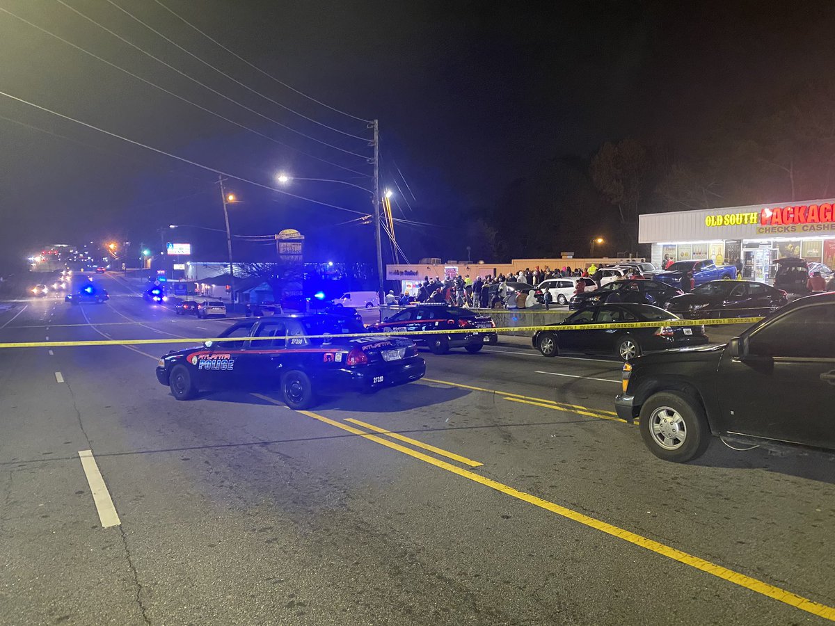 MattWSB's tweet photo. 33 year old woman was shot and killed tonight along Cleveland Ave in SW Atlanta. Police have not identified her officially and they have not named a suspect. https://t.co/ZXV9IhE2RH