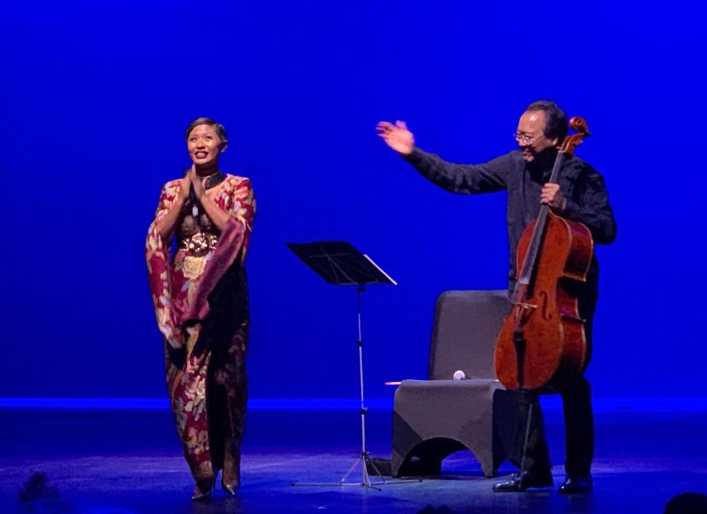 dirasugandi's tweet photo. Alhamdulillah ya Allah..
Grateful and thankful beyond words. 😭🙏🏽 ❤️
Thank you for making it happen! @PrajnaMurdaya @nikitadompas
Thank you my dearest buddy @hanuraga for the beautiful and sophisticated arrangement of Bengawan Solo.
#yoyoma #concert #jakarta #shoemakermusic https://t.co/1JdyKIWOPT