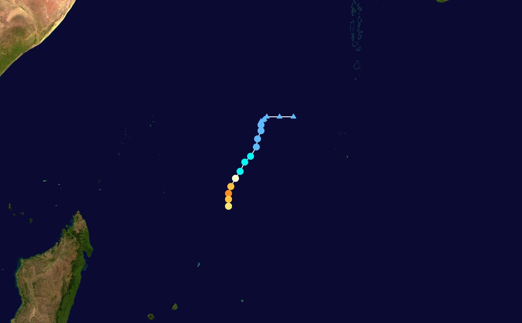 TropicsWeather's tweet photo. From poof, to VERY INTENSE CYCLONE, to poof again. This describes Cyclone #Ambali. Has some of the fastest intensification, and has also a very fast weakening period. #CycloneAmbali https://t.co/1RqgTMKWxD