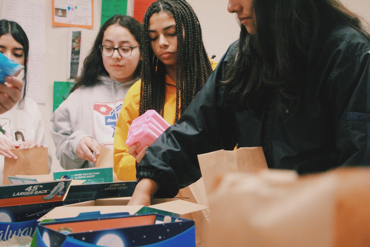 nshsinteract_'s tweet image. On Wednesday we made care packages filled with women’s hygiene products for women in need this holiday season! 💙💛🥰