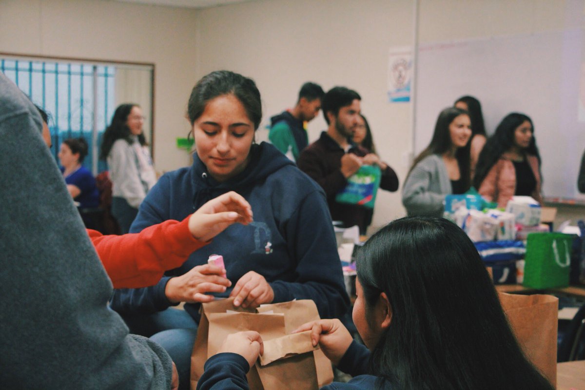 nshsinteract_'s tweet image. On Wednesday we made care packages filled with women’s hygiene products for women in need this holiday season! 💙💛🥰
