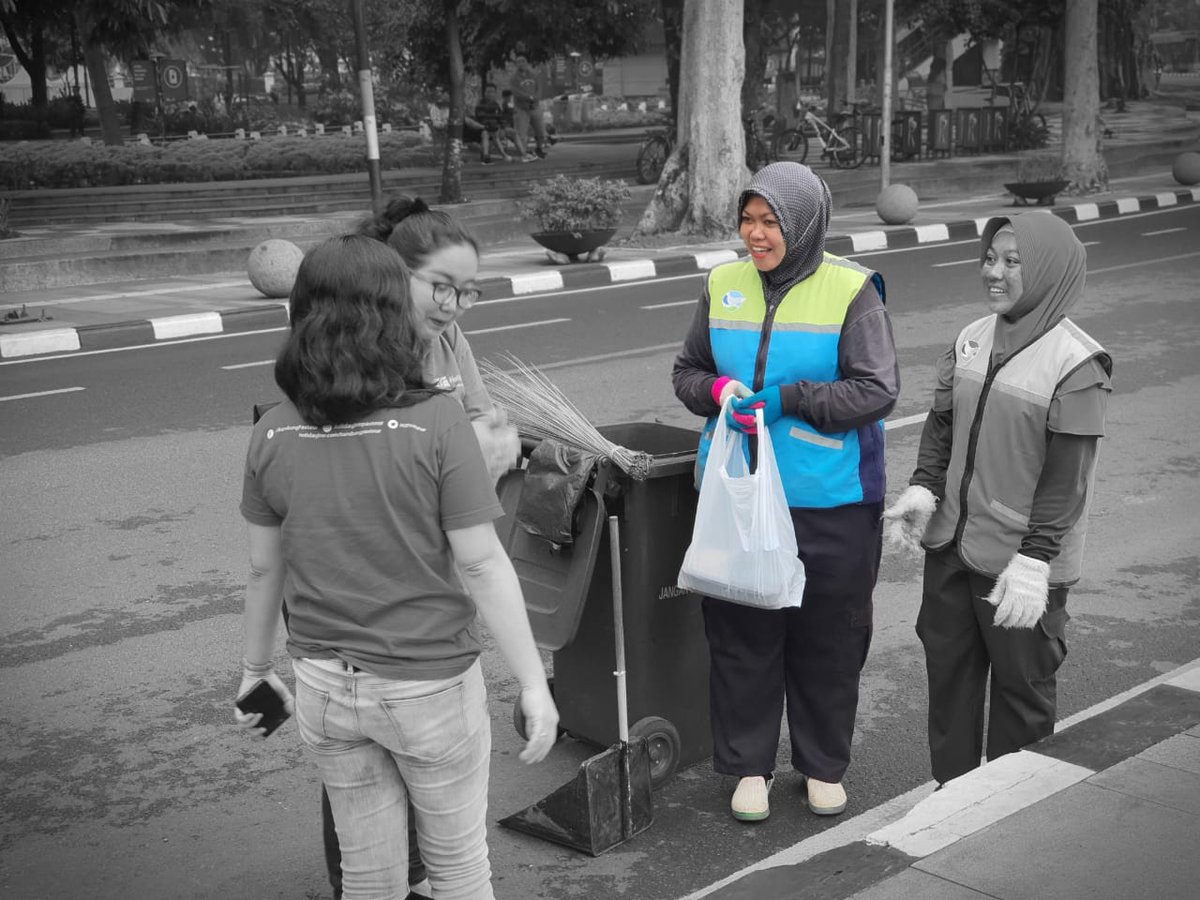 UPTPS_DLHbdg's tweet photo. Kami mengucapkan terima kasih kpd @HIPasteur yang telah memberikan sarapan kepada para petugas penyapu di Jl. Riau, Jl. Merdeka & alun2 bandung, semoga amal baiknya mendapat balasan yg berlipat ganda & barokah.aamiin
Cc: @OdedMD @kangyanamulyana
@GunGunSaptar
#holidayinnpasteur https://t.co/kzneLMec0G
