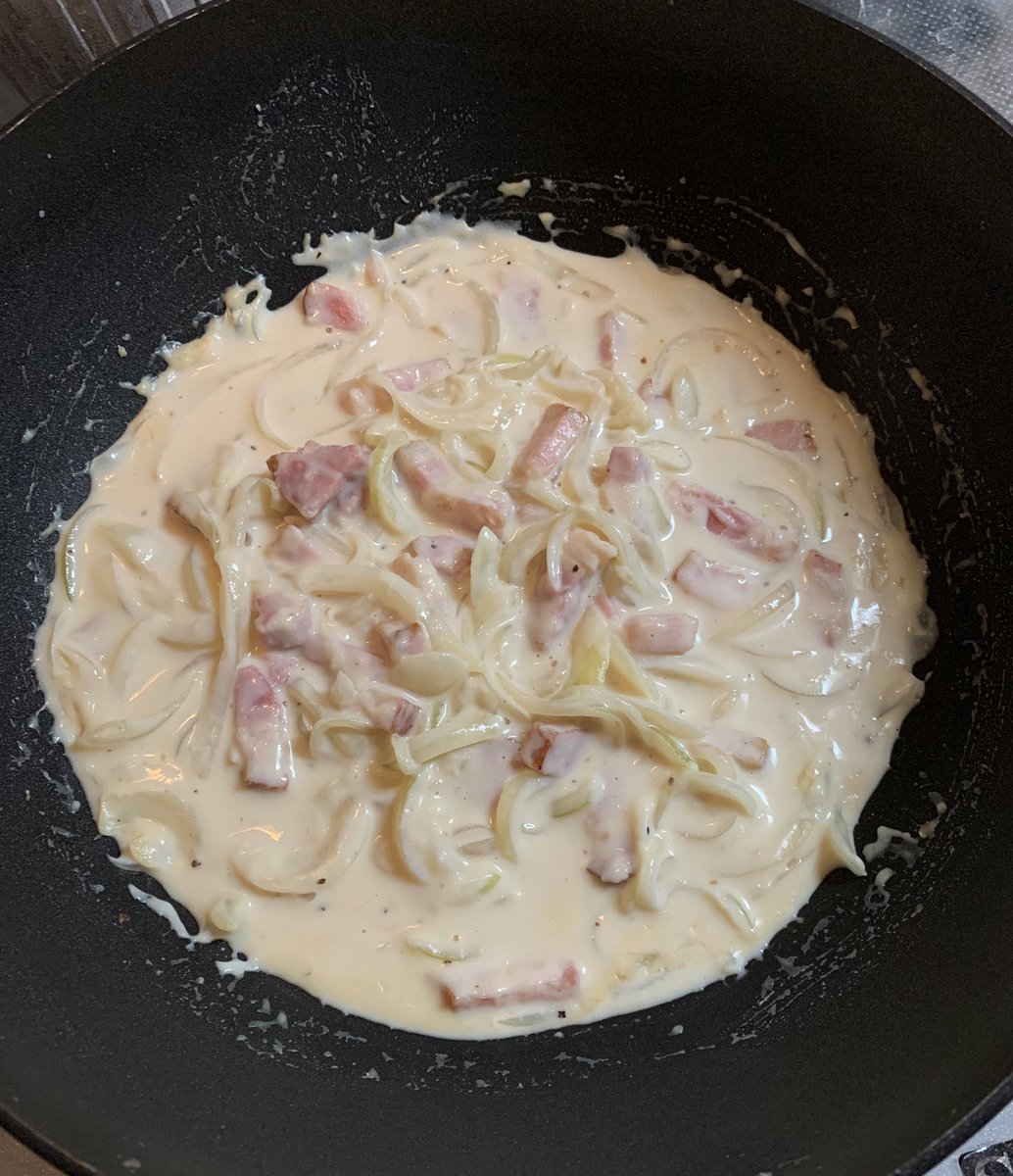 もーだもも 今日のお昼はクリームパスタ コンソメきらしてたのでハーブソルト ウスターソースで代用 どうやろか