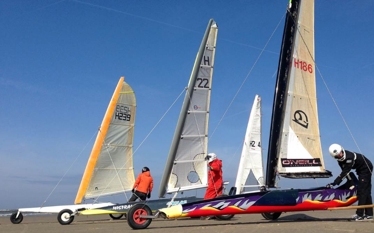uitinAMS's tweet photo. De Clubwedstrijden Strandzeilen vinden plaats op het strand van IJmuiden aan Zee (Zone 2 Zuidpier IJmuiden) gedurende het jaar. Iedereen is van harte welkom om deze spectaculaire sport van dichtbij mee te maken en zelf uit te proberen. https://t.co/RMlCd2pnHf #uitinams https://t.co/pH4xytqMHb