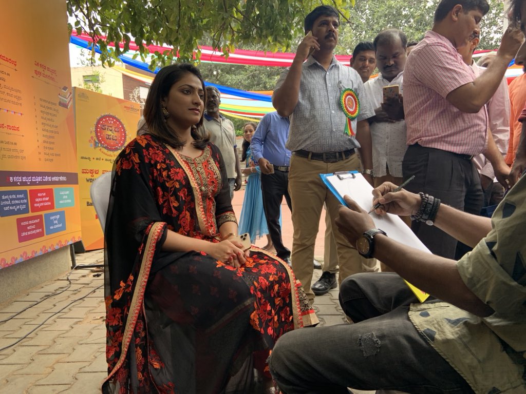 HegadeShashi's tweet photo. ಚಿತ್ರಪ್ರಿಯೆ ಹರಿಪ್ರಿಯಾ!! 
#ವಿಕಕನ್ನಡಹಬ್ಬ #VkLitFest #KannadaNews #ರವೀಂದ್ರಕಲಾಕ್ಷೇತ್ರ #ಬೆಂಗಳೂರು #Art #Culture #Bengaluru #Bangalore #OneStateManyWorld #Food #ಆಹಾರಮೇಳ #ಆಹಾರಉತ್ಸವ @HariPrriya6 https://t.co/oNWtmwXRTv
