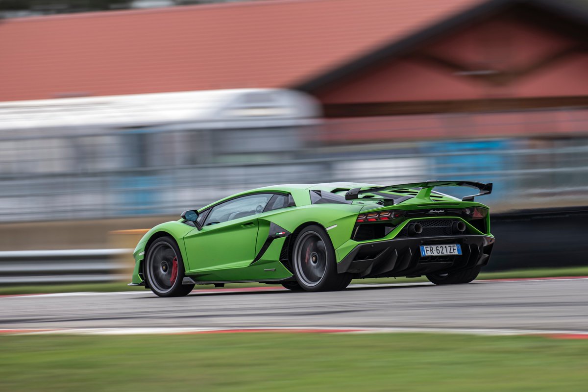 TommyMaino's tweet photo. "A tavolino credevamo che la #AventadorSVJ potesse solo avvicinarsi al record fatto registrare al @nivolacircuit dalla più leggera e compatta #HuracanPerformante. Invece le cose sono andate diversamente..." ➡️ #New #Record @Lamborghini @EvoMagazineIt @TommyMaino #OfficialDriver https://t.co/z95gTbDFtC