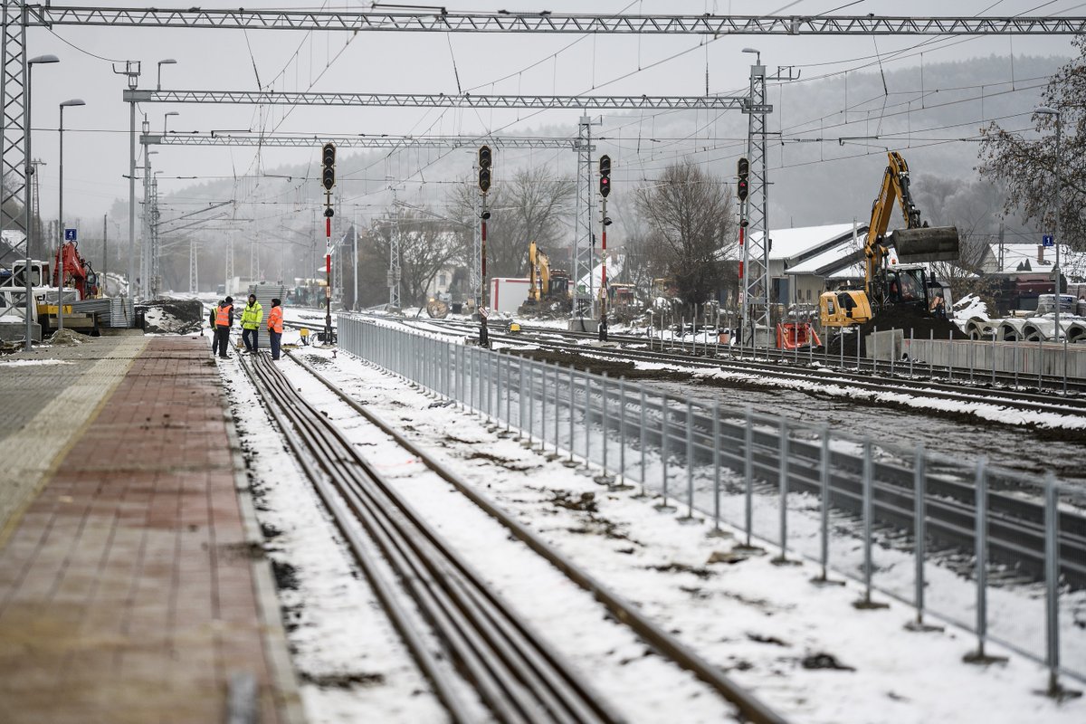 Magyar_Epitok's tweet photo. Újabb szakaszt újítottak fel a Budapest-Hatvan vasútvonalon #magyarépítők #regon #NIF #vasút #felújítás #Budapest #Hatvan #Pécel #Aszód https://t.co/1zCWBSFNfs https://t.co/AIRUYyEgig