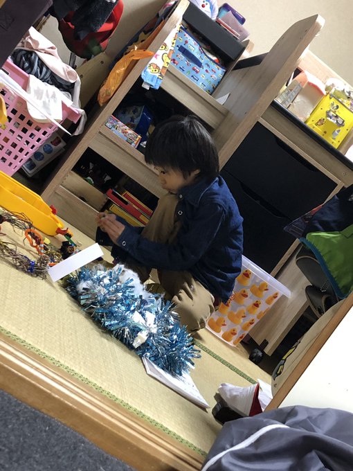 ライブ終わりで現実世界に戻ったら 息子が「石鹸とか口紅って食べれるんだよ」ってなんの話ですか？  誰ですか私のいない間にとんでもないことをふきこんでくれたのは  「食えるわけねーだろ！死ぬぞ！」 必死で止めた