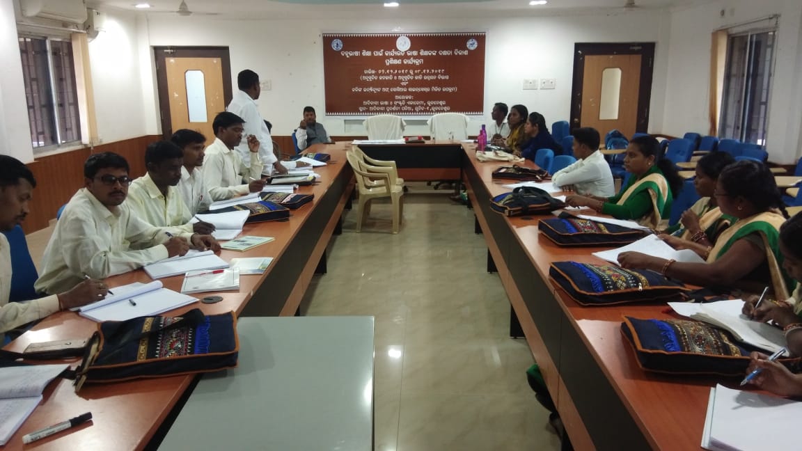 scstrti's tweet photo. 2nd Batch of #CapacityBuildingTrainingProgramme for #MLETeachers (Language Teachers) organized by
@stscdev in collaboration with KISS @kissfoundation
is currently underway. Tribal language teachers of Oraon & Kissan community are being trained. https://t.co/CYrrOM6NEG