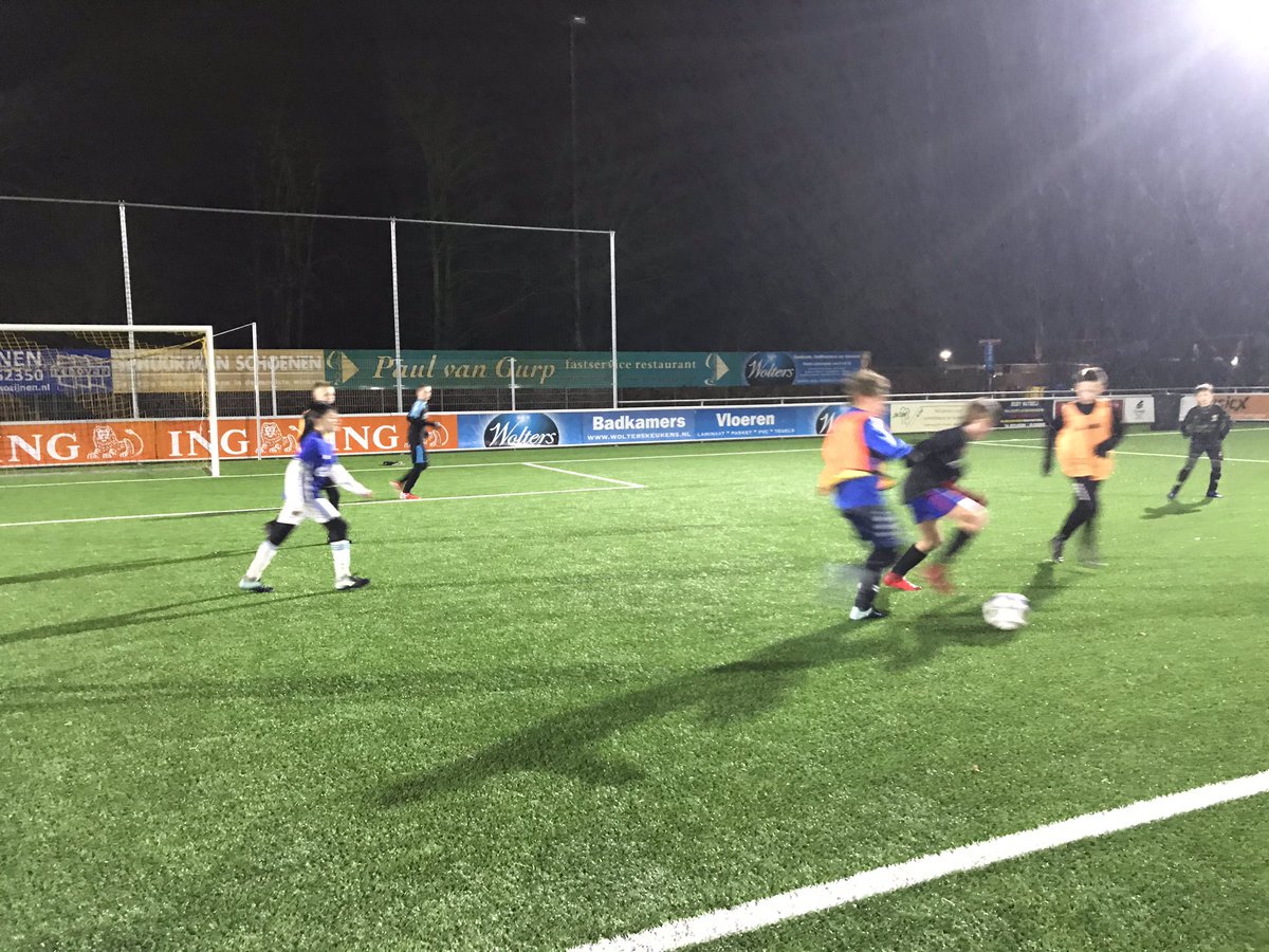 SVColmschateD1's tweet photo. Gisteravond de laatste training voor de kampioenswedstrijd! Vandaag om 11:00: @SVColmschate33 JO13-1 - RDC JO13-1! 👊 https://t.co/iY0P3ZBTIo