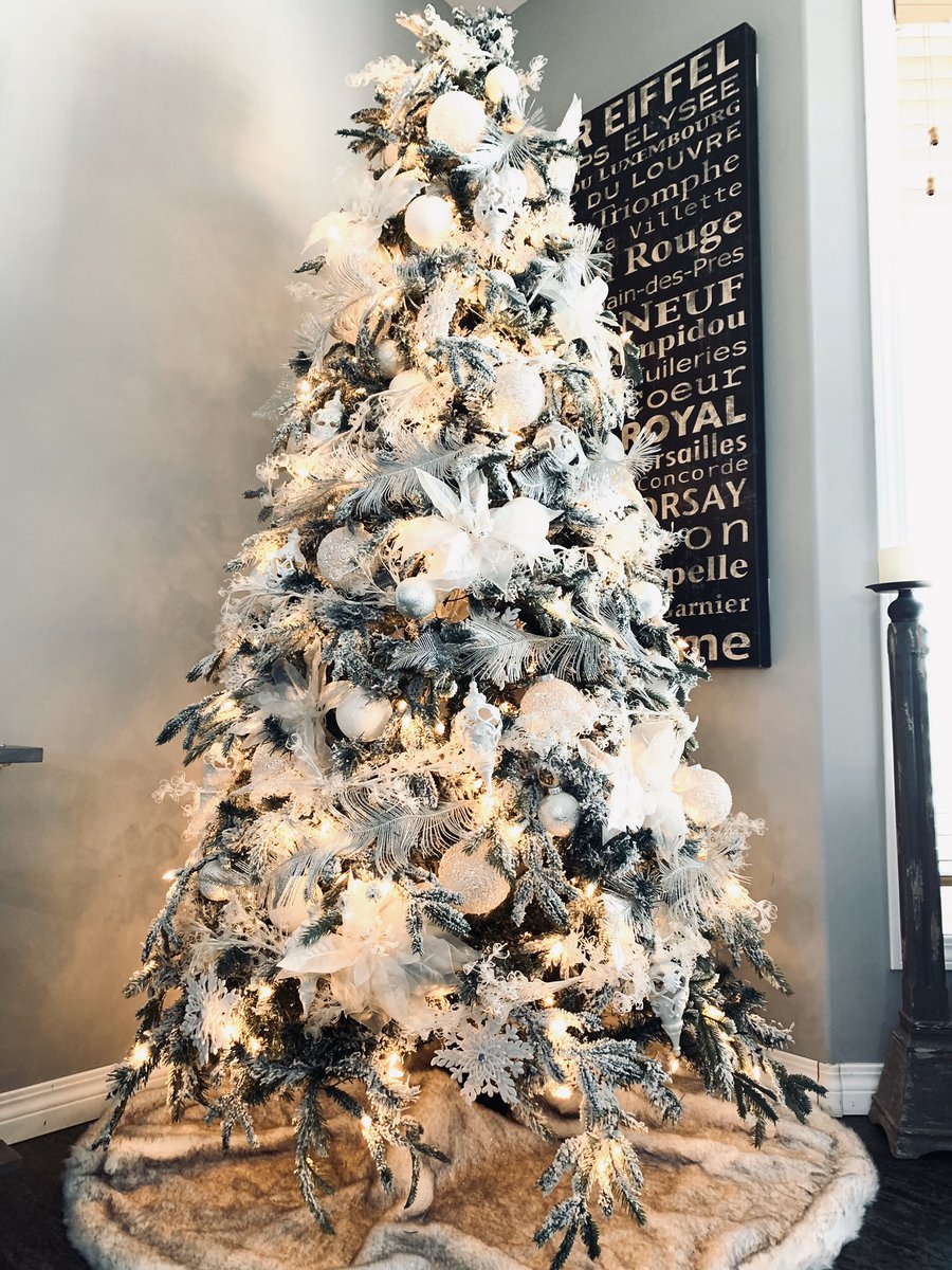 roriiris's tweet photo. Got one thing off the “to do” list. Counting down the days until the big guy arrives! #WhiteChristmas #happy https://t.co/7SOMQumofJ