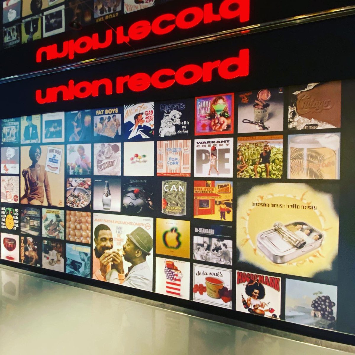 obacchi_zombie's tweet photo. union recordのお店に使われてるジャケットどーゆーチョイスなのかな？って思って見てたら

周囲が飲食店だから、食べ物や食べてるシーンのジャケットが選ばれてるんだ！って気がついて、

んー良いデザイン！って唸りました

#unionrecords 
#渋谷PARCO https://t.co/0hpelQGUwE
