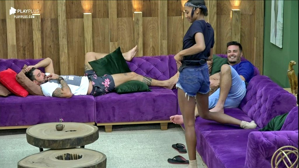 kikamartins55's tweet photo. Rodrigo e Sabrina pedindo a torcida FranGo pra votar neles.
Diego: os FranGos estão livres. Montando um exército pra final. 
Bingo, Capitão!!!
#Afazenda11 https://t.co/6NFRQ6iacA
