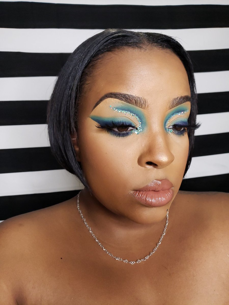 Indias_face's tweet image. Hello beauty community! I&apos;m just here, doing what I love being inspired by all you fine mofos...being a momma and wife....and blending for my life...serving face and slayyyy
Using @thecrayoncase #mattepalette #beautycommunity instagram.com/indias.face