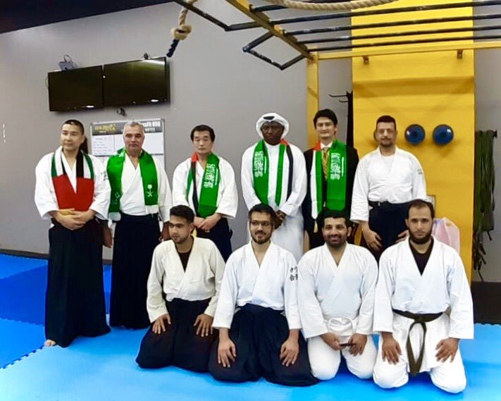 بعض أفراد نادي صقور  الايكيدو بمدينة #ينبع_الصناعية مع القنصل الياباني لدى الامارات و رئيس لجنة اﻻيكيدو الإماراتية و السكرتير العام للاتحاد الدولي للايكيدو مع  مدربين  دوليين  اثناء العروض  الايكيدو خلال إحتفالات اليوم الوطني للإمارات

@YanbuRCfriends
