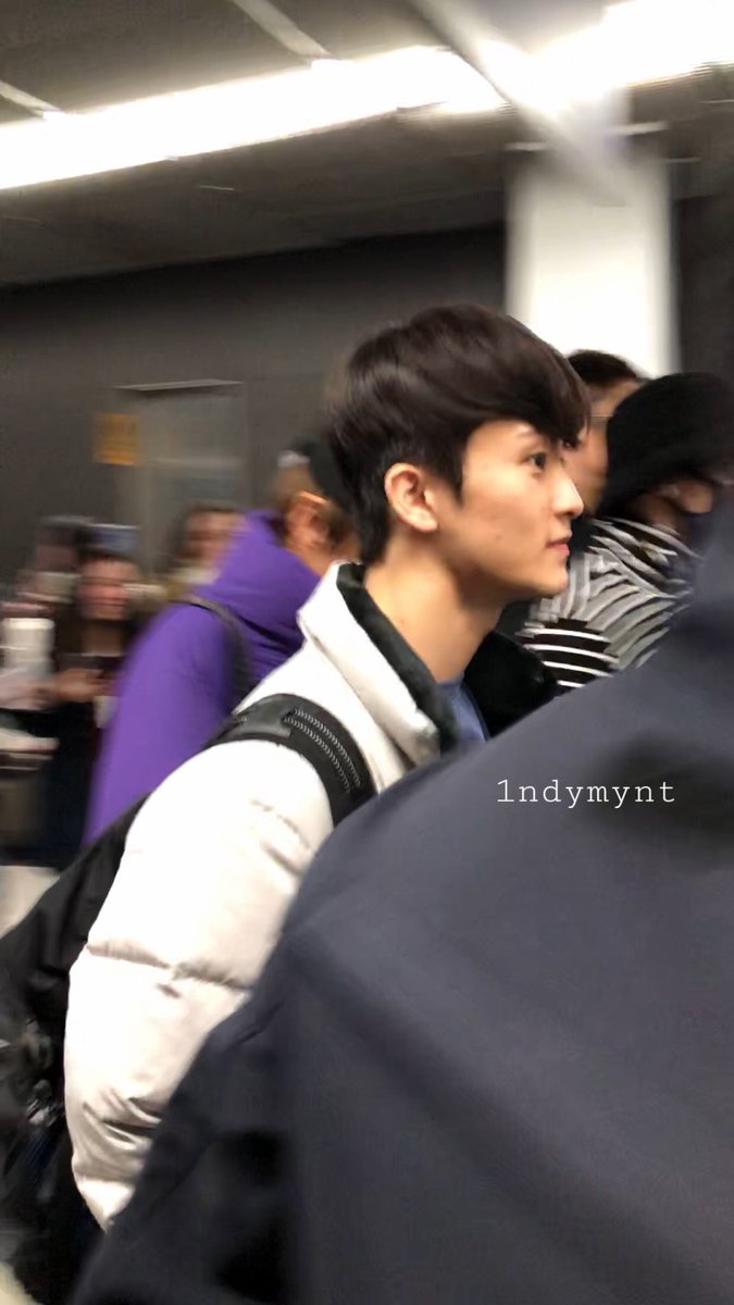 markbreathing's tweet photo. 191206 mark breathing at o’hare international airport #MarkLee #NCT127 #SuperM 

cr. 1ndymynt https://t.co/XXRdEtc1iZ