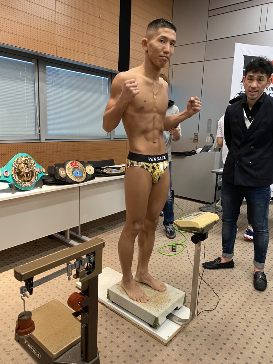 genji_umeno's tweet photo. 雅も僕も計量パス！！
明日、僕は初代BOMライト級王座決定戦。 雅はWMCの日本ベルト。

#二人で巻くぞ https://t.co/GmQarbxwhw