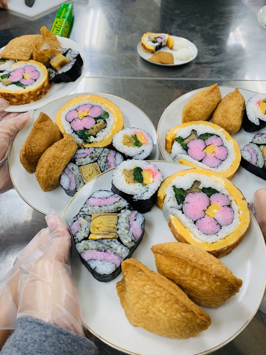 lealias_'s tweet photo. Second exciting activity of the day; Sushi Making Class! 🍣 Who knew you could recreate art in sushi. This is amazing. Alhamdulillah for a great learning experience! 👩🏻🍳@MohdShukriYajid #jiu #msumalaysia #AYWLP https://t.co/m1QgzKpKex