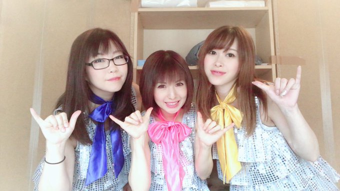 私は年内最後のライブでした あったかい空気で年内ほっこりした気持ちでしめることができました｡ﾟ(&acute;p&omega;・｀)ﾟ｡  きゃんでーずはるびちゃんりこちゃんを筆頭に12月まだまだ続くよー！ https://t