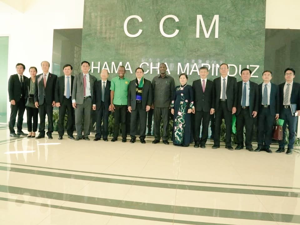 ccm_tanzania's tweet photo. Katibu Mkuu Dkt Bashiru Ally amekutana na ujumbe kutoka Chama cha Kijamaa cha Vietnam (CPV) ulioongozwa na Mr. Pham Minh Chinh. Mazungumzo yao yamelenga kuimarisha uhusiano wa kichama na Kitaifa.
Katibu wa HK ya Taifa, Itikadi na Uenezi Ndg. @hpolepole ameshiriki mazungumzo hayo. https://t.co/L5avWZEGFx