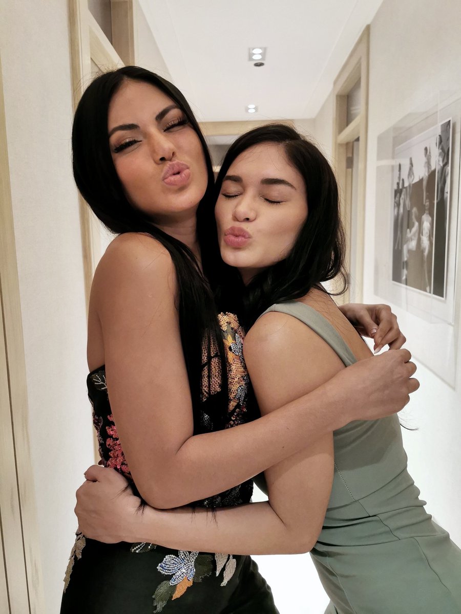 PiaWurtzbach's tweet photo. Good luck kisses from me to you! 😘 The whole Philippines is rooting for you @gazzzini and I always got your back girl! You were born to do this. Go get that crown 👑 https://t.co/H1xeisZIGf