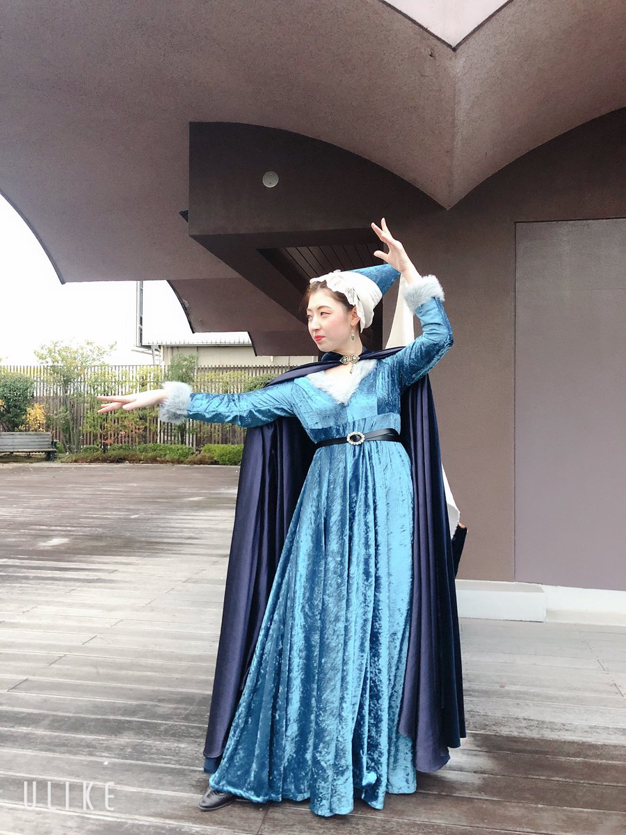 #中世ヨーロッパ食事会　はゴシック後期くらいイメージのドレスで参加したよー！憧れのエナンかぶって大満足した。色味的にみんなにエルサみを感じるって言われて撮った四枚目