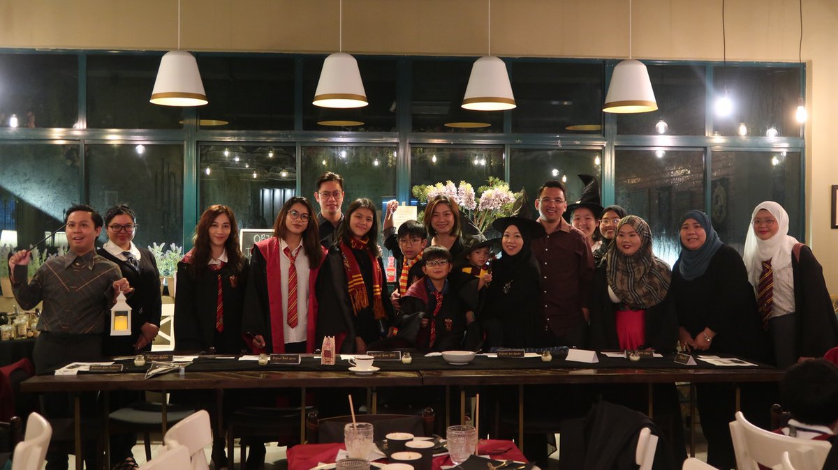 breadbn's tweet photo. 4/
We had a magical night! Lots of photos, laughs and enchantments were in the air. Thank you to all our students and Hogwarts staff for making the magic happen!
Till the next Potterheads' Night. 🌟
#FeastatHogwarts #HarryPotter #Brunei #BruneiansRead https://t.co/4FsKaozm1F