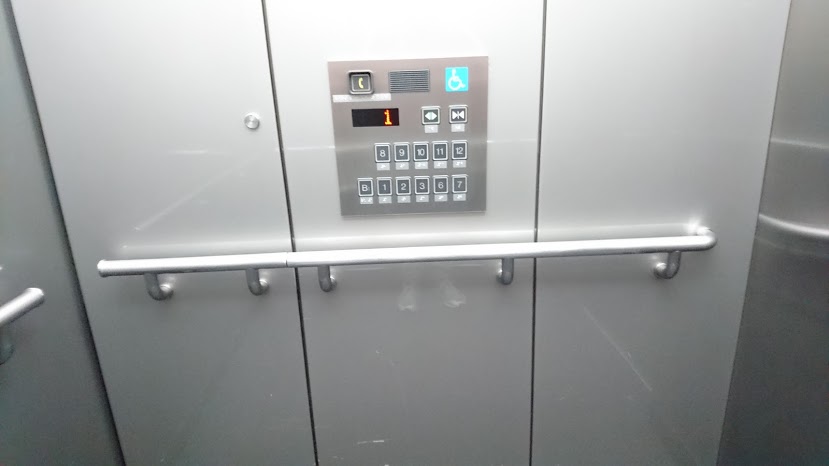 国際ファッションセンタービルの日立製ビルNewプリです。2000年式で世紀末のエレベーターです。ボタンがタッチ式のオフィスビル・商業施設特有のタイプです。夜間に撮影したため写真が見えづらくなっている箇所も有るかと思います。