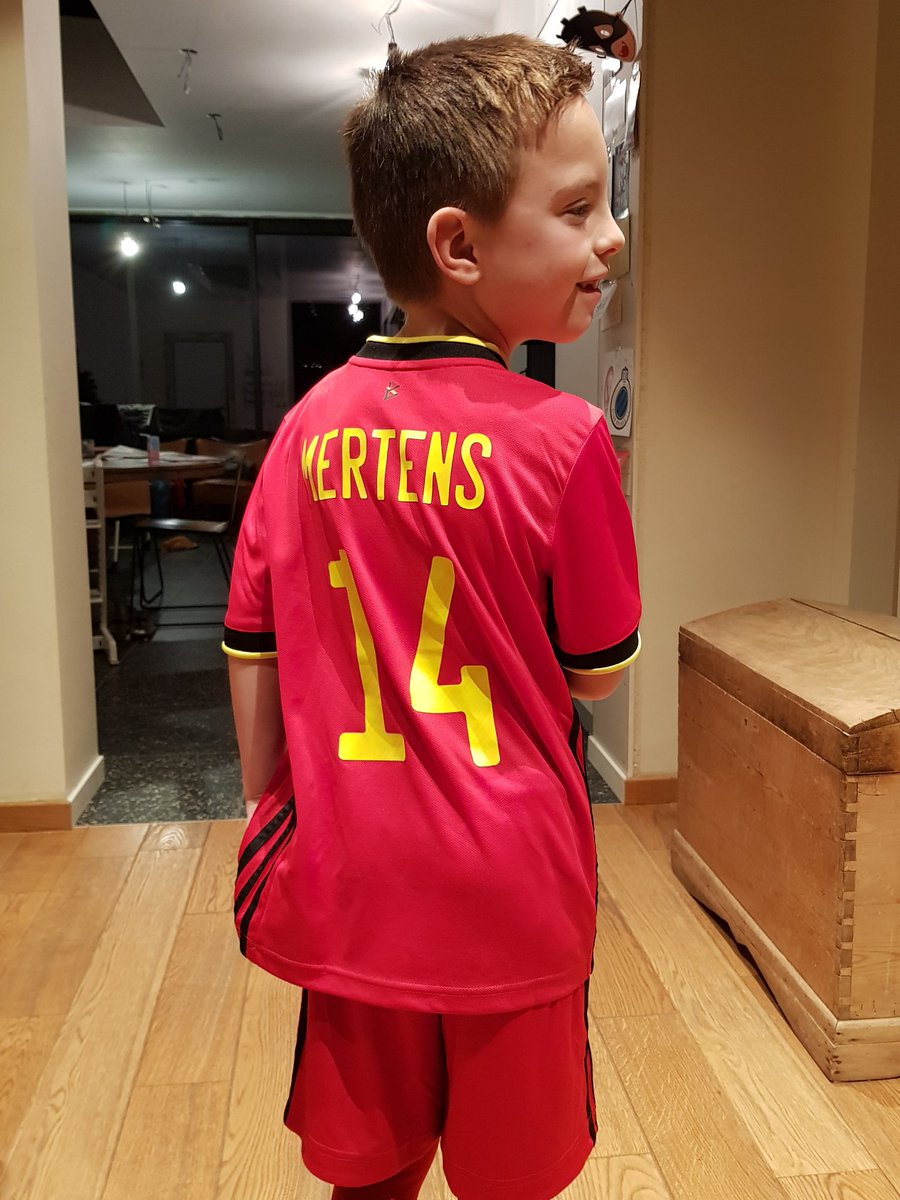 HDMeulemeester's tweet photo. @dries_mertens14 Wat kent Sinterklaas zijn kindjes goed. 
Top fan krijgt het gedroomde cadeau! 👌⚽️ #grootstefan #voetbal #voetbal #voetbal https://t.co/s4ugwjgRKf