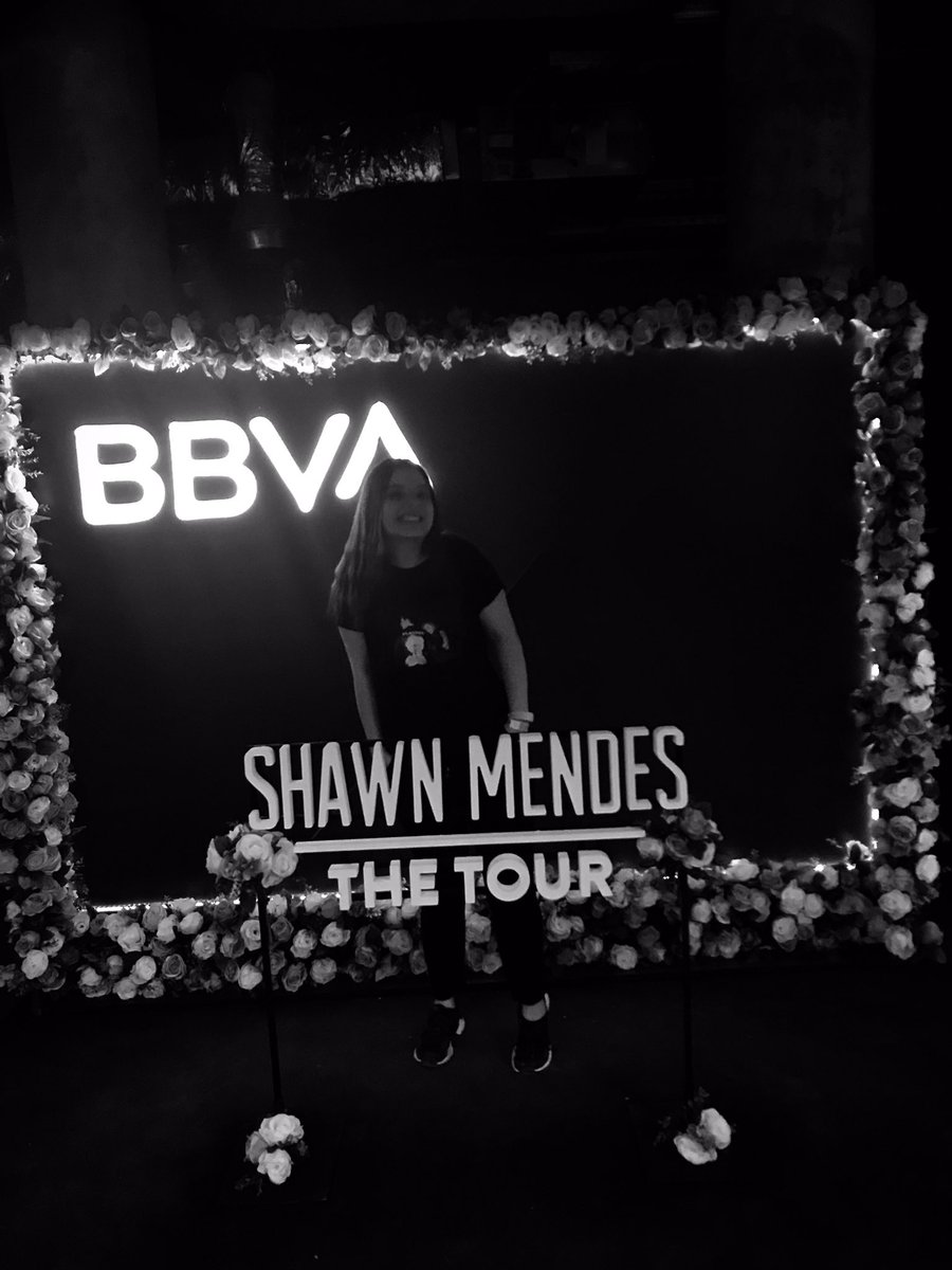TishArevalo's tweet photo. Somebody pinch me pls😱😭😍#ShawnMendesTheTourBuenosAires #ShawnMendesTheTour https://t.co/38xZXg4Gmc