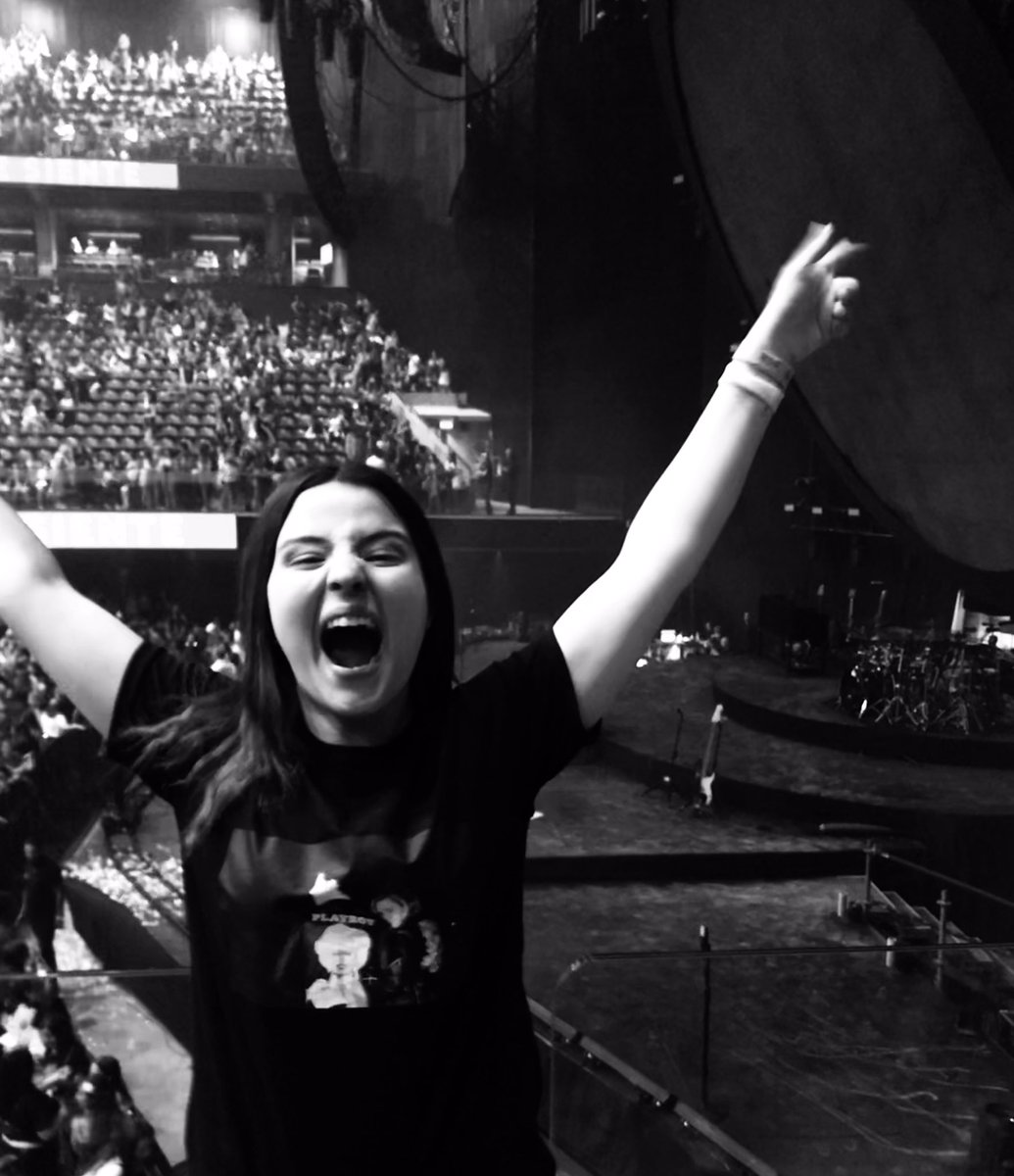 TishArevalo's tweet photo. Somebody pinch me pls😱😭😍#ShawnMendesTheTourBuenosAires #ShawnMendesTheTour https://t.co/38xZXg4Gmc
