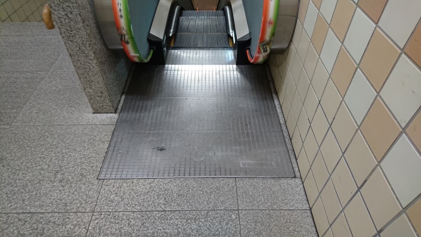 両国国技館の東芝エスカレーターです。大相撲開催時にテレビ中継を行っている建物で有名です。
現在の両国国技館は1985年に建設されており、恐らく、1990年代のバリアフリー化によって館内エレベーターと同時に設置されたと思います。建設当初はこれらの機能は無かったと思います。