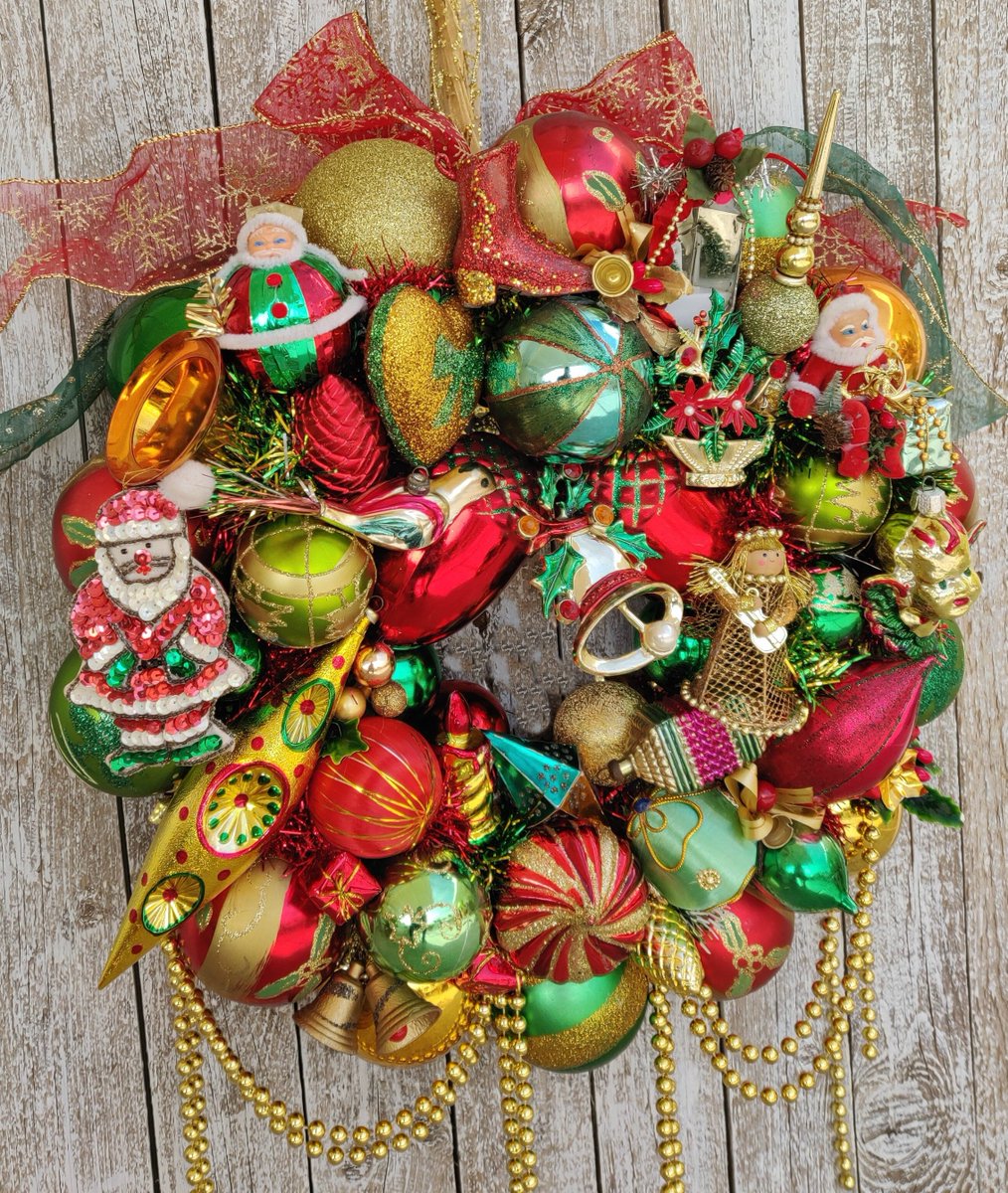 vintageshopcrtn's tweet photo. #handmade #christmas #wreath with #vintage #kitsch #kitschy #midcentury #ornaments #christmasdecorations #christmasdecor #doorwreath #etsy #etsyshop #etsyseller #etsyfinds #etsymntt #handmadehour #xmas #ChristmasIsComing #vintagesanta #santa #santawreath https://t.co/7mYGfZXZwL https://t.co/2IEAhfuzVM