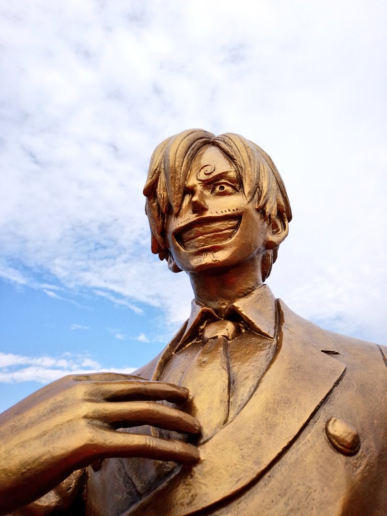 One Piece World Kumamoto Japan 熊本の自然を背景に太陽の光で黄金に輝くサンジ もてなしの料理には海鮮たっぷり Eiichirooda Kumamoto Sanji Mashiki Baratie Statue 熊本 ワンピース サンジ像 尾田栄一郎 益城町 薔薇亭 バラティエ