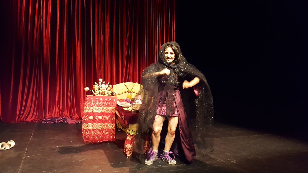 CrazyWi04148893's tweet photo. @MafiaCabaret presenta una divertidisima, entretenida y creativa obra  "SUEÑO DE UNA NOCHE MEDIEVAL" con una excelente actuación de @IrakereLima bajo la dirección de @cesisotres. Se presenta en el Teatro @Helenico #ForoLaGruta. Se las recomiendo ampliamente. https://t.co/TtQXO4KxJU