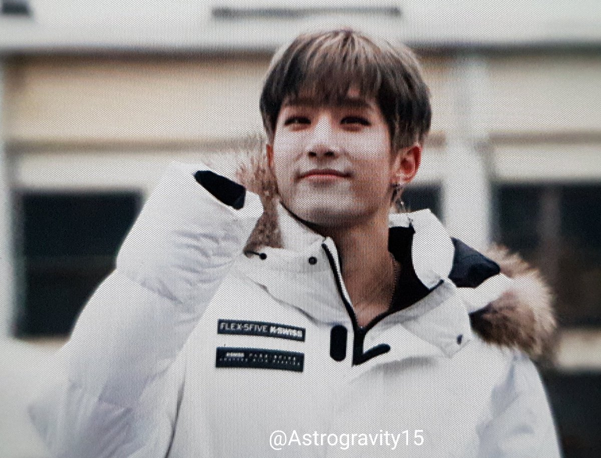 AstroGravity15's tweet photo. 191207 음중 미니팬미팅 프리뷰🌌

오늘을 날씨가 엄청 추워서 조심하세요 🥶 #아스토로 #ASTRO https://t.co/anxtHsoDpA