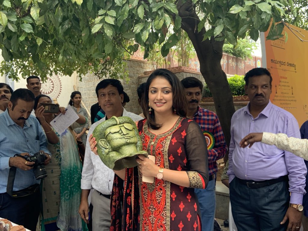 HegadeShashi's tweet photo. ವಿಕ ಕನ್ನಡ ಹಬ್ಬದಲ್ಲಿ ಭಾಗಿಯಾದ ನಟಿ ಹರಿಪ್ರಿಯಾ ವಿವಿಧ ಮಳಿಗೆಗಳಿಗೆ ಭೇಟಿ ನೀಡಿದ ಸಂದರ್ಭ. 
#ವಿಕಕನ್ನಡಹಬ್ಬ #VkLitFest #KannadaNews #ರವೀಂದ್ರಕಲಾಕ್ಷೇತ್ರ #ಬೆಂಗಳೂರು #Art #Culture #Bengaluru #Bangalore #OneStateManyWorld #Food #ಆಹಾರಮೇಳ #ಆಹಾರಉತ್ಸವ @HariPrriya6 https://t.co/F6RAI9QNbQ