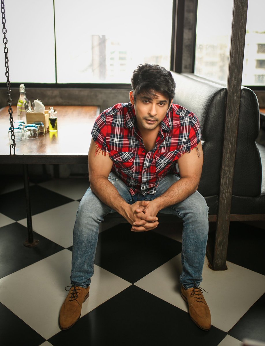 sidharth_shukla's tweet image. Regardless of the amount you attempt to break him..He will always stand strong and will fight his own battles! That’s our Sid for you!!! .
.

#TeamSidharthShukla #RealSid #SidharthShukla #BiggBoss13 #BB13 #BiggBoss #StayStrongSidharth #IAmWithSidShukla #SidHearts