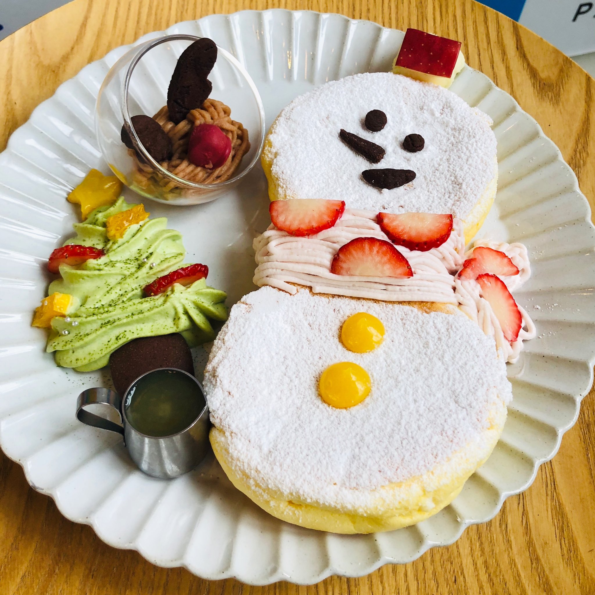 レインボーパンケーキ 公式 限定パンケーキ 雪だるまつくろう 原宿本店12 8 12 23 西武池袋店12 9 12 31 レインボーパンケーキからのメリークリスマス おいしく楽しい雪だるまのパンケーキ 目 口 鼻のクッキーは別添えでご提供 お客様ご