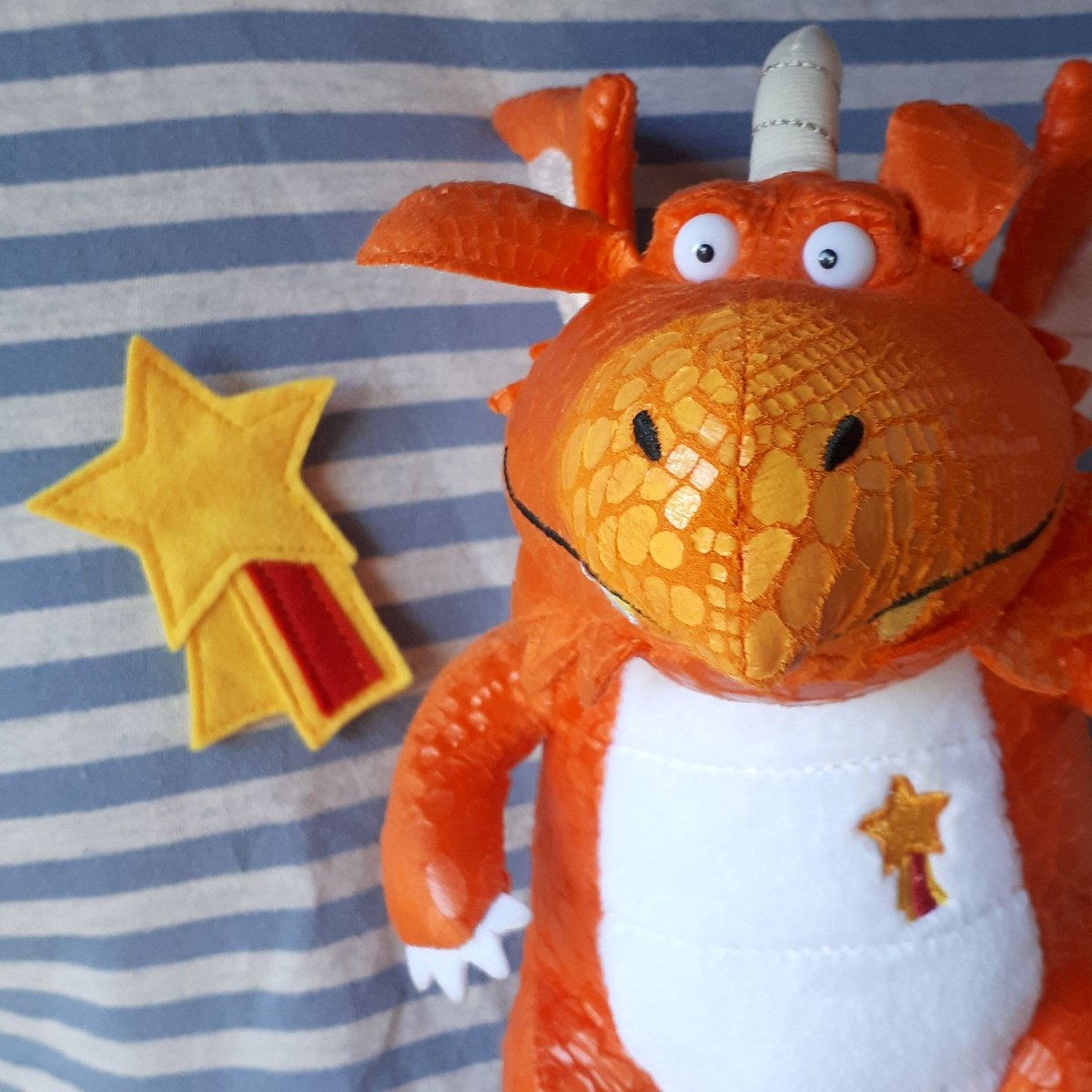 Wahey it's @SmallBizSatUK today! To celebrate I'm flying the flag for a different dragon this Christmas; use the 'Edgar' code and get this 9" Zog for just £14 🎉🎉 bookspieces.com/product/zog-so… @SmallBizSatUK #SmallBiz100