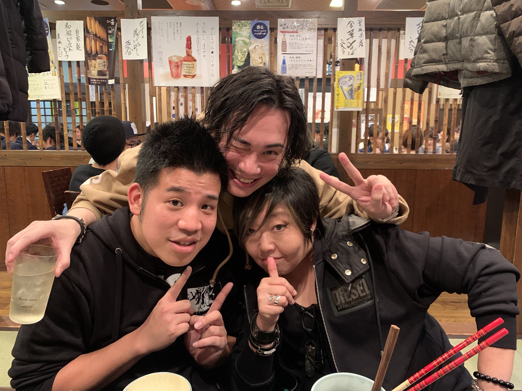 تويتر 鈴木 麻衣 على تويتر Ayzhtbuc54oylfh イベントお疲れ様でした 夜の部参加させていただきましたが カオス なイベントめちゃめちゃ楽しかったです 貴重なスリーショットもありがとうございます
