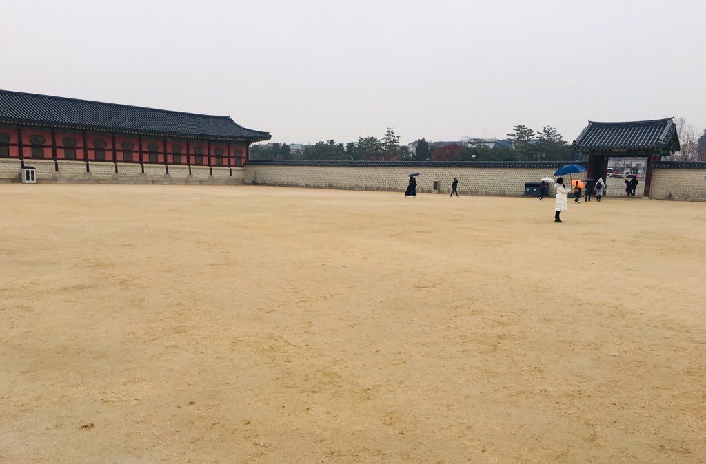 Babii_cheer's tweet photo. ในส่วนของ พระราชวังเคียงบกกุง (Gyeongbokgung Palace) เนี่ย ออฟกันใช้ถ่ายแค่ด้านคือยังเป็นส่วนที่ฟรีอยู่จ้า ใครที่ไม่อยากเสียตัง ไม่อยากแต่งชุดฮันบก ก็ไปถ่สยกับกำแพงสวยๆได้จ้า แต่แค่ด้านหน้าก็ว่าสวยแล้ว ด้านในคือสวยมากๆค่ะ #GOTogetherII https://t.co/pyMdKrd4ZY