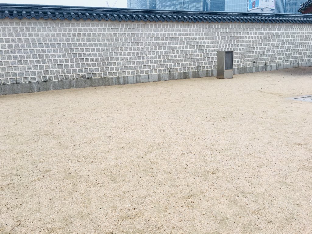 Babii_cheer's tweet photo. ในส่วนของ พระราชวังเคียงบกกุง (Gyeongbokgung Palace) เนี่ย ออฟกันใช้ถ่ายแค่ด้านคือยังเป็นส่วนที่ฟรีอยู่จ้า ใครที่ไม่อยากเสียตัง ไม่อยากแต่งชุดฮันบก ก็ไปถ่สยกับกำแพงสวยๆได้จ้า แต่แค่ด้านหน้าก็ว่าสวยแล้ว ด้านในคือสวยมากๆค่ะ #GOTogetherII https://t.co/pyMdKrd4ZY