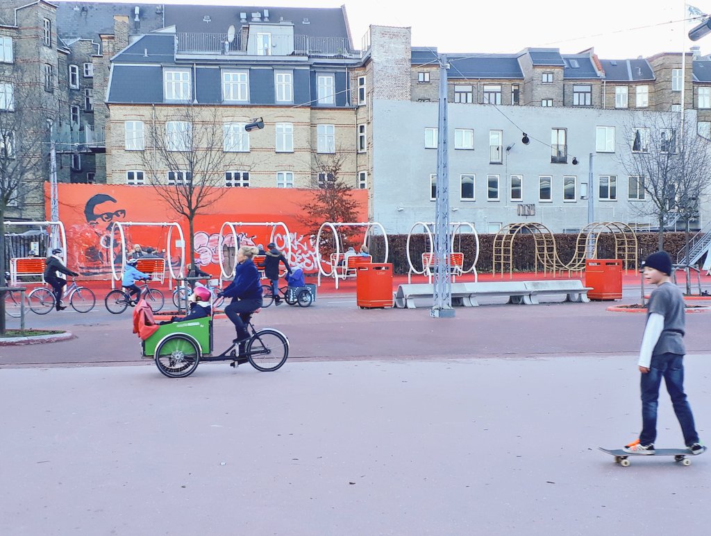 bicivikingo's tweet photo. #TheRedSquare is definitely one of my favorite places in #Copenhagen ♥️

Public space, mobility, art, recreation, cultural institutions and a massive bike-parking facility - this place has it all 😍🌲🔴🔺️⚀🔻 https://t.co/l47gxBkCRM
