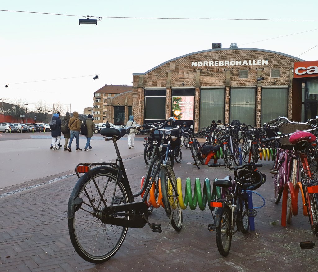bicivikingo's tweet photo. #TheRedSquare is definitely one of my favorite places in #Copenhagen ♥️

Public space, mobility, art, recreation, cultural institutions and a massive bike-parking facility - this place has it all 😍🌲🔴🔺️⚀🔻 https://t.co/l47gxBkCRM