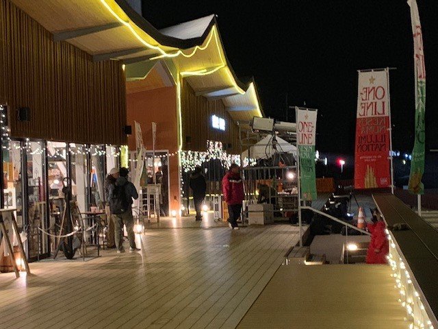 goahead_shigeru's tweet photo. ONE-LINE気仙沼イルミネーションプロジェクトが今年も点灯式を迎えました。お騒がせした内湾の防潮堤や浮き桟橋にも県のご配慮で光が灯りました。家庭で、職場で、イルミネーション設置、是非ご検討ください。市役所も今年は頑張りました。一緒にまちを明るくしましょう。 https://t.co/wIymW1NoUI